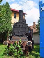 Diese Dampflok steht ausgestellt am Eingang des Bahnmuseums Sibiu.