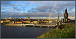 Nach einem kräftigen Regenguss bildet sich am 17.05.2023 im Licht der Abendsonne ein Regenbogen über der Stockholmer Altstadt.