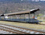 BLS - Autotransportwagen Sdt  50 85 98 03 121-1 abgestellt im Bahnhofsareal in Interlaken Ost am 09.03.2024 ..