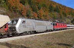 Die silberfarbene Sybic-Lok der SNCF hat diesen Güterzug von Frankreich her nach Vallorbe gebracht und ist mit gesenktem Pantograf eingefahren.