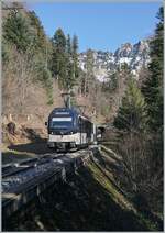 Kurz vor Les Avants ist der MOB ABe 4/4 9302 (und am Zugschluss ein weiter  Alpina  Serie 9000) mit dem Belle Epoque Zug auf dem Weg von Zweisimmen nach Montreux.