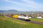 Die Aem 940 001 von Sersa zieht einen kurzen Bauzug durch Frick AG Richtung Zürich.