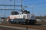 Aem 940 004-5  Edith  von SERSA durchfährt am 25.03.2024 den Bahnhof Muttenz.