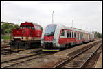 Mit 736101-7 stand am 17.5.2019 um 11.00 Uhr die einzige im Personenzug Umlauf tätige Diesellok im Bahnhof Nitra neben dem modernen Regio Triebwagen 861028-3.