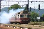 Wie ein  Dampftriebwagen  kam 850043 im Bahnhof Trencianska Tepla am 1.6.2005  mir vor die Kamera gefahren.