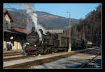 SZ 25-026 fährt mit einem Weihnachtszug von Maribor nach Dravograd, hier zu sehen bei der Ankunft im Bahnhof Dravograd.