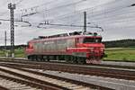 Sz 363-035 wartet abgebügelt am 12.7.2022 um 10.08 Uhr im slowenischen Grenzbahnhof zu Ungarn auf den nächsten Einsatz.