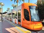 Tram Alicante, Tw 4236, Bombardier Flexity Outlook wartet an der Endhaltestelle Puerta del Mar in Alicante am 12.12.2023