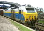 Diesellok 866 (Class M9) steht hier mit Expre 8039 (Matara-Colombo) im Bahnhof Aluthgama (Sri Lanka).