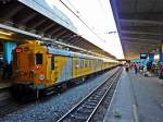 Ein Metrorail Triebwagen mit unbekanntem Ziel steht am 02.09.2014 im Bahnhof von Kapstadt.
