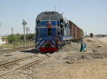 Turkmenistan, Güterzug bei einem Halt in der Wüste im Norden