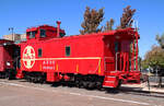 Schön restaurierter Caboose (Güterzugbegleitwagen) im Bahnhof Williams.