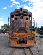 Keine Scheiben und keine Lichter: bei dieser Rio Grande - Diesellok im Colorado Railroad Museum wartet noch eine Menge Arbeit.