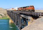 Dieser Containerzug hat vor einigen Minuten Needles, CA, verlassen und fährt nun über den Colorado River (Grenze Kalifornien/Arizona) Richtung Osten.