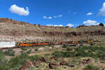Etwas südöstlich von Kingman, AZ, bietet die Historic Route 66 sehr gute Fotostellen in der fantastischen Landschaft: Sieben Loks ziehen einen Güterzug in der roten Felswüste