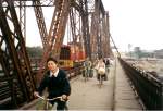 Goldstar-Express berquert den Roten Fluss (Feb.1997)  mit regem Fahrradverkehr; (aber Achtung teilweise sind gefhrliche  Lcher  in der Brcke)