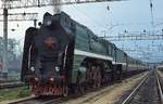 Das sowjetische Lichtraumprofil und die Breitspur machten den Bau von Dampflokomotiven in für uns ungewohnten Dimensionen möglich: Die P 36-0064, die hier am 04.06.1990 vor einem Sonderzug