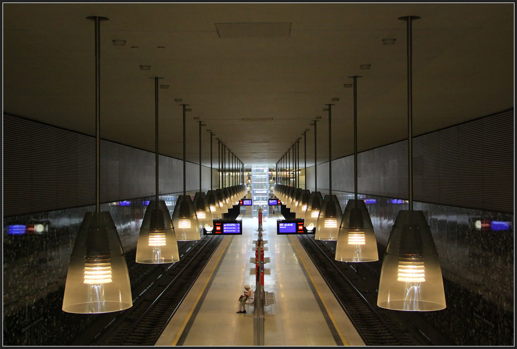 Hängelampen - U-Bahnhof "Moosacher St.-Martins-Platz" an der U3 