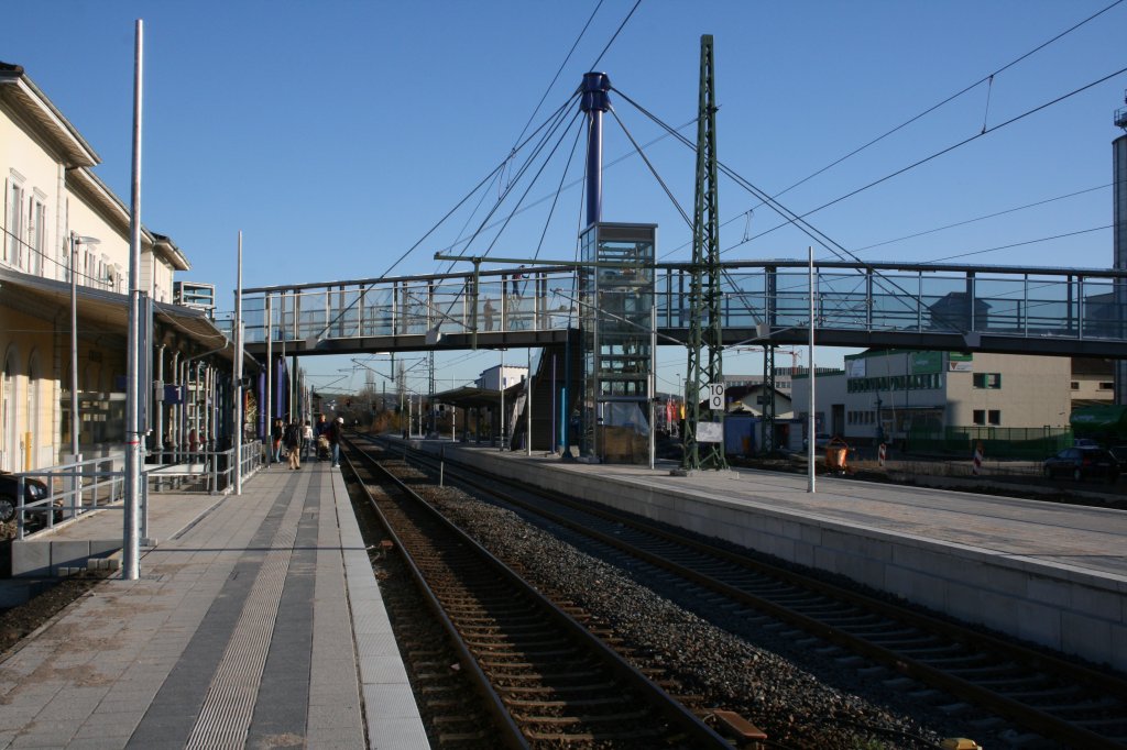 Bahnhof Sinsheim nach dem S-Bahn Umbau mit neuer Fußgängerüberführung