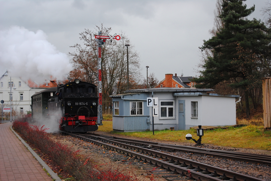 Br F Hrt Am In Den Bahnhof Oschatz Ein Bahnbilder De