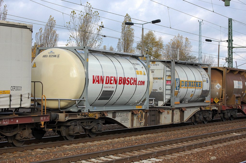 Containertragwagen Der DB Mit Zwei Typischen Silocontainern Beladen ...