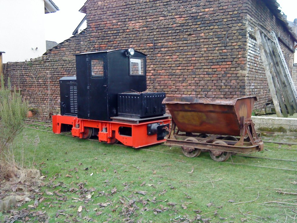 Deutz Feldbahndiesellok in einem Garten in Mondorf in der