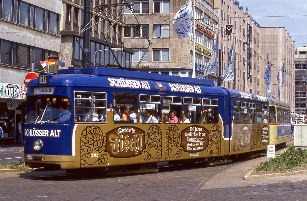 Düsseldorf Tw 2312 mit Bw 1683 biegt vom Konrad Adenauer