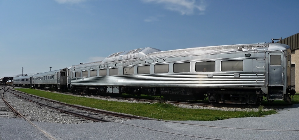 Pullman Lounge der Lehigh Valley Railroad, und dahinter zwei Pioneer III  Silberlinge  der Pennsylvania Railroad, im Railroad Museum Strasburg, PA (02.06.09) 