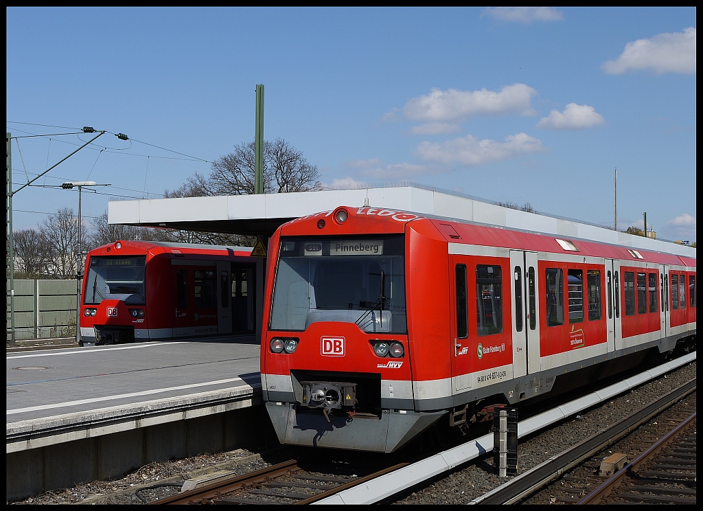 Zwei Züge Der Hamburger S Bahn In Der Station Neugraben Der Vordere Fährt Gleich Zurück Nach 