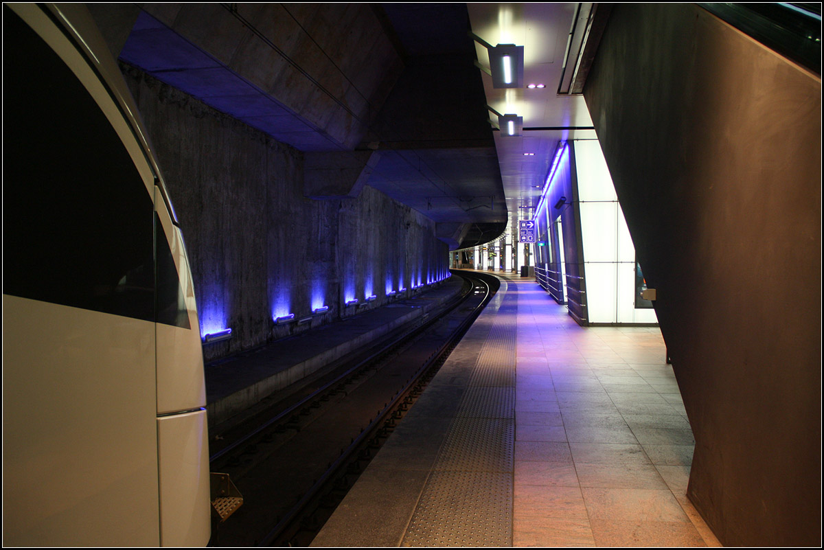 , Blaues und weißes Licht - Die mittlere Bahnsteigebene im Bahnhof