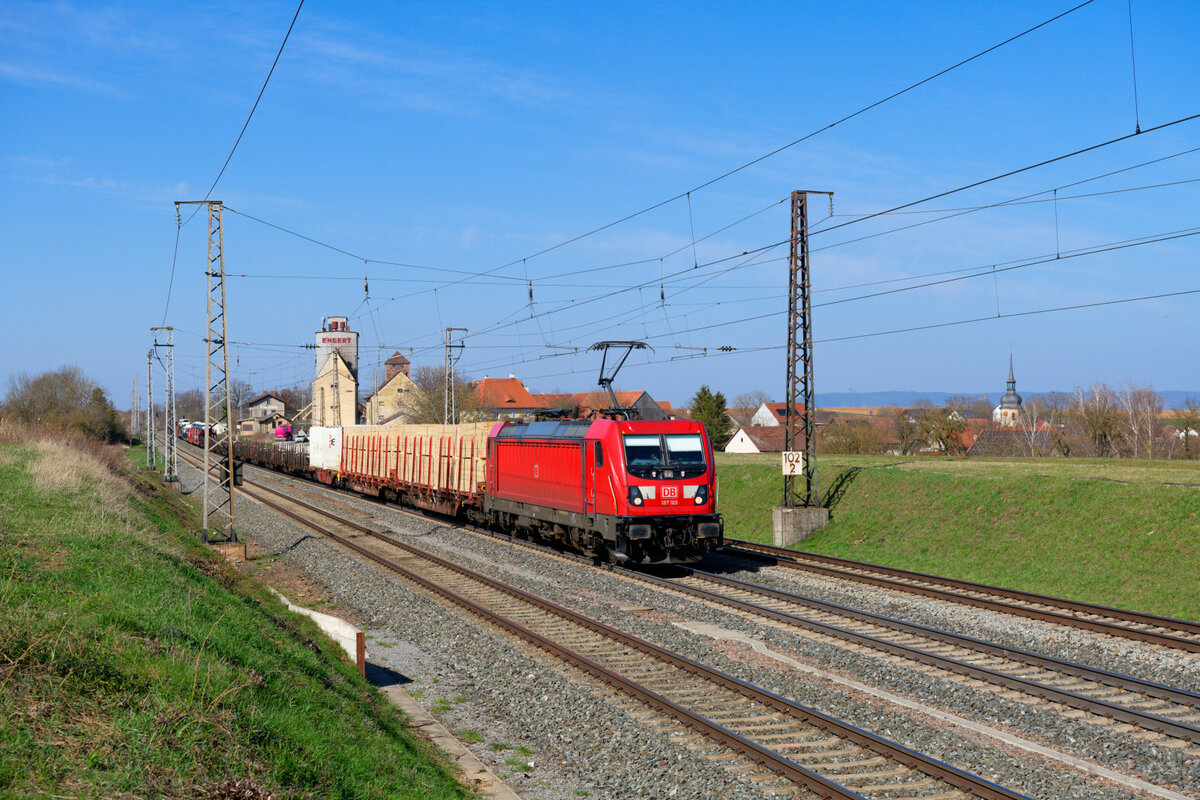 187 165 DB Cargo mit einem gemischten Güterzug bei Herrnberchtheim