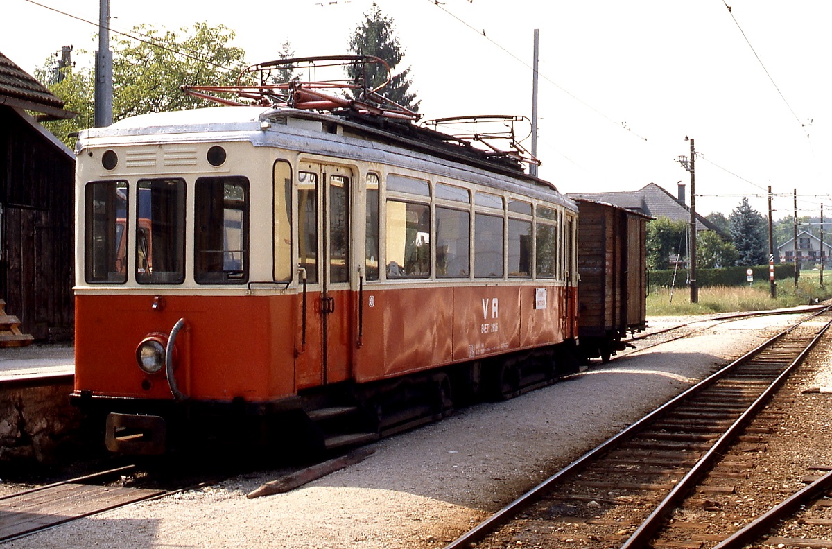 ET 26 106 im August 1987 im Bahnhof Attersee. Bei diesem Fahrzeug handelt es sich um den 1936 für das Benrather Meterspurnetz der Rheinbahn gebauten Tw 119. Nach der Einstellung der Linien nach Solingen-Ohligs und Wuppertal-Vohwinkel im Jahre 1961 wurde er gemeinsam mit weiteren baugleichen Triebwagen an Stern & Hafferl verkauft.