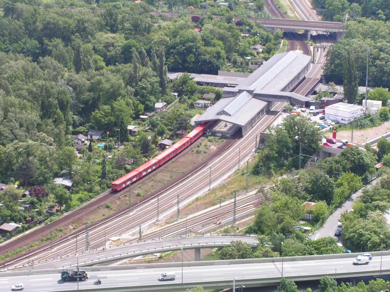 Blick Vom Berliner Funkturm Auf Den S-Bahnhof Westkreuz,den Gerade Ein ...