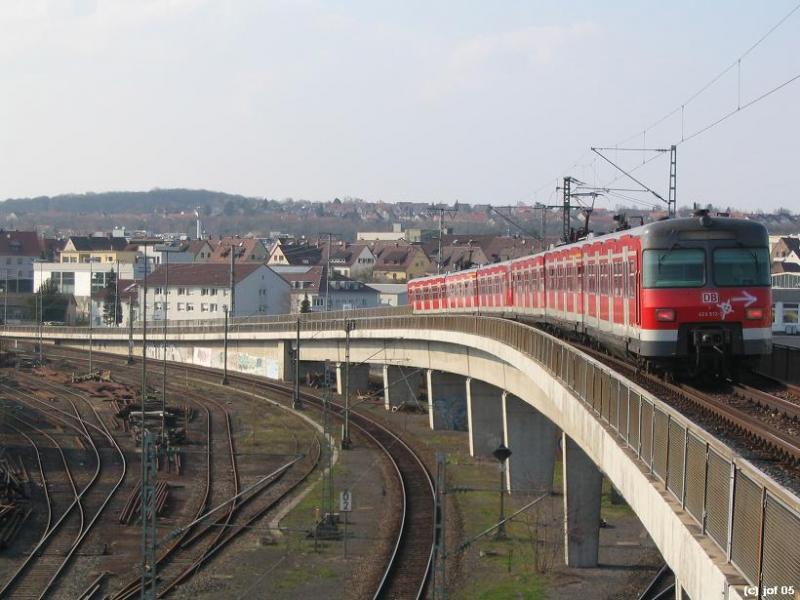 SBahn der Linie S6 in Richtung Weil der Stadt bei der