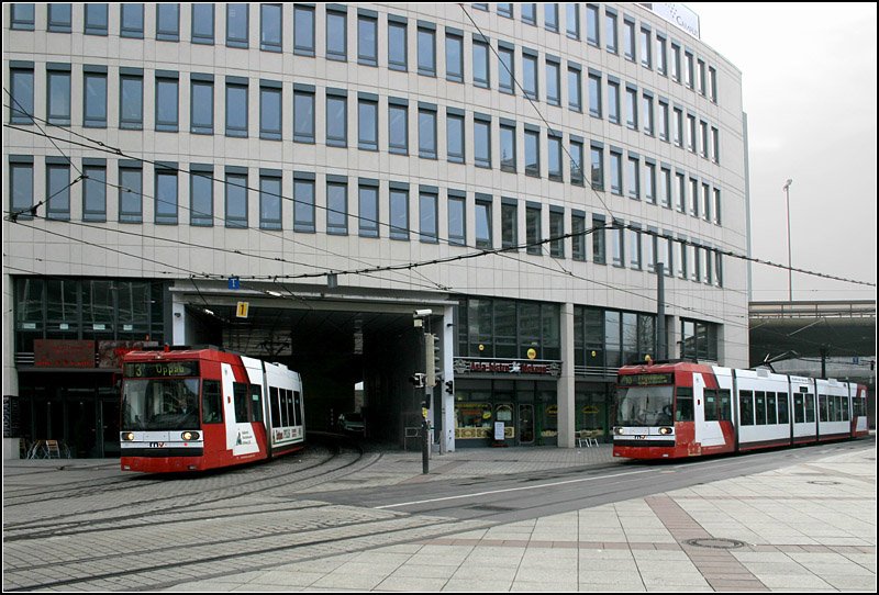 Straßenbahnverkehr Nahe Der Haltestelle Berliner Platz In Ludwigshafen ...