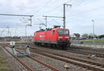 DB 143 637 als Tfzf Richtung Roßlau, am 16.02.2024 in Rodleben. Vom Bahnsteig aus fotografiert.