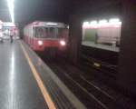 Die Metro Linie M1 fhrt in den Bahnhof Lima ein in Mailand