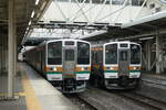 Die zwei elektrotriebzüge serie 211 (Untergruppe 3000) warten auf die Abfahrt: Fahrtnummer 139M Shin'etsu linie Nahverkehrszug nach Yokokawa, und 641M Ryômô linie nahverkehrszug nach