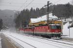 Ein Güterzug bespannt mit 1144 021 + 1142 587 + 1142 593 durchfährt am 29.12.2014 den Bahnhof Breitenstein.