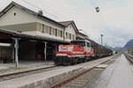 Im Bahnhof Radstadt bedient am 23.4.2024 die 1163 007 die Holzladerampe im Bahnhof Radstadt.