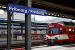 Der RBDe 566 I 222 des VPM beim kurzen Halt am 27.4.24 im Bahnhof Fribourg.