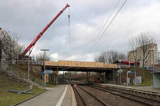 Brückensanierung in der Zscherbener Straße in Halle (Saale): Blick auf die Arbeiten unter und auf der Brücke samt Kran am Hp Halle Zscherbener Straße.