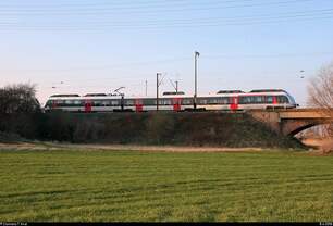 Seitlicher Blick auf 9442 ??? (Bombardier Talent 2) von Abellio Rail Mitteldeutschland als RE 74716 (RE9) von Halle(Saale)Hbf nach Kassel Hbf, der in der Saaleaue bei Angersdorf auf der Bahnstrecke