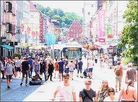 Mitten im sommerlichen Stadtleben -    ...