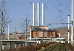 Am Heizkraftwerk -    Eine Würzburger GT-N-Straßenbahn biegt am Kranenkai in Richtung Friedensbrücke ab.