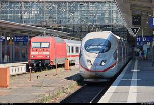 101 021-4 als IC 2339 (Linie 26) nach Karlsruhe Hbf trifft auf 403 510 (Tz 310  Wolfsburg ) als verspäteter ICE 1539 (Linie 15) nach Berlin Hbf (tief) in ihrem Startbahnhof Frankfurt(Main)Hbf.