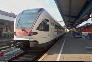 RABe 521 207 (Stadler FLIRT) der SBB GmbH (SBB) als SBB87706  Seehas  nach Engen steht in seinem Startbahnhof Konstanz auf Gleis 2a.