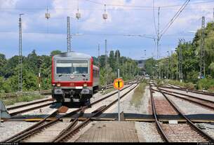 628 542 der DB ZugBus Regionalverkehr Alb-Bodensee GmbH (RAB) (DB Regio Baden-Württemberg) als verspätete RB 22721 von Friedrichshafen Hafen erreicht ihren Endbahnhof Lindau Hbf auf Gleis 4.