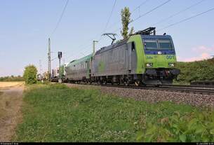 RoLa von Freiburg(Breisgau) Rbf nach Novara Boschetto (I) mit Re 485 001-2 der BLS Cargo AG durchfährt den Haltepunkt Auggen auf der Bahnstrecke Mannheim–Basel (Rheintalbahn | KBS 703)