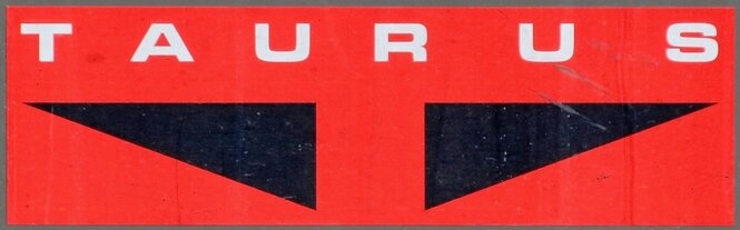 Tele-Blick auf das  TAURUS -Logo von 1016 026-7 (Siemens ES64U2) ÖBB, die in der Abstellgruppe des Bahnhofs Singen(Hohentwiel) steht.